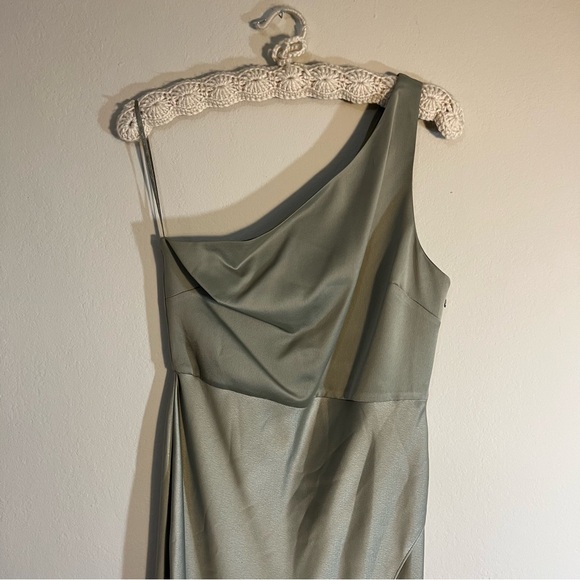 Anthropologie Bhldn Dylan One-Shoulder Satin Side-Slit Gown in Moss - Picture 4 of 10